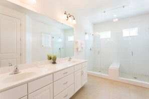 Familienvilla, 5 Schlafzimmer, Nichtraucher, zum Garten hin | Badezimmer | Dusche, Handtücher