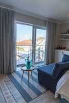 Deluxe Studio | Egyptian cotton sheets, premium bedding, Tempur-Pedic beds, minibar