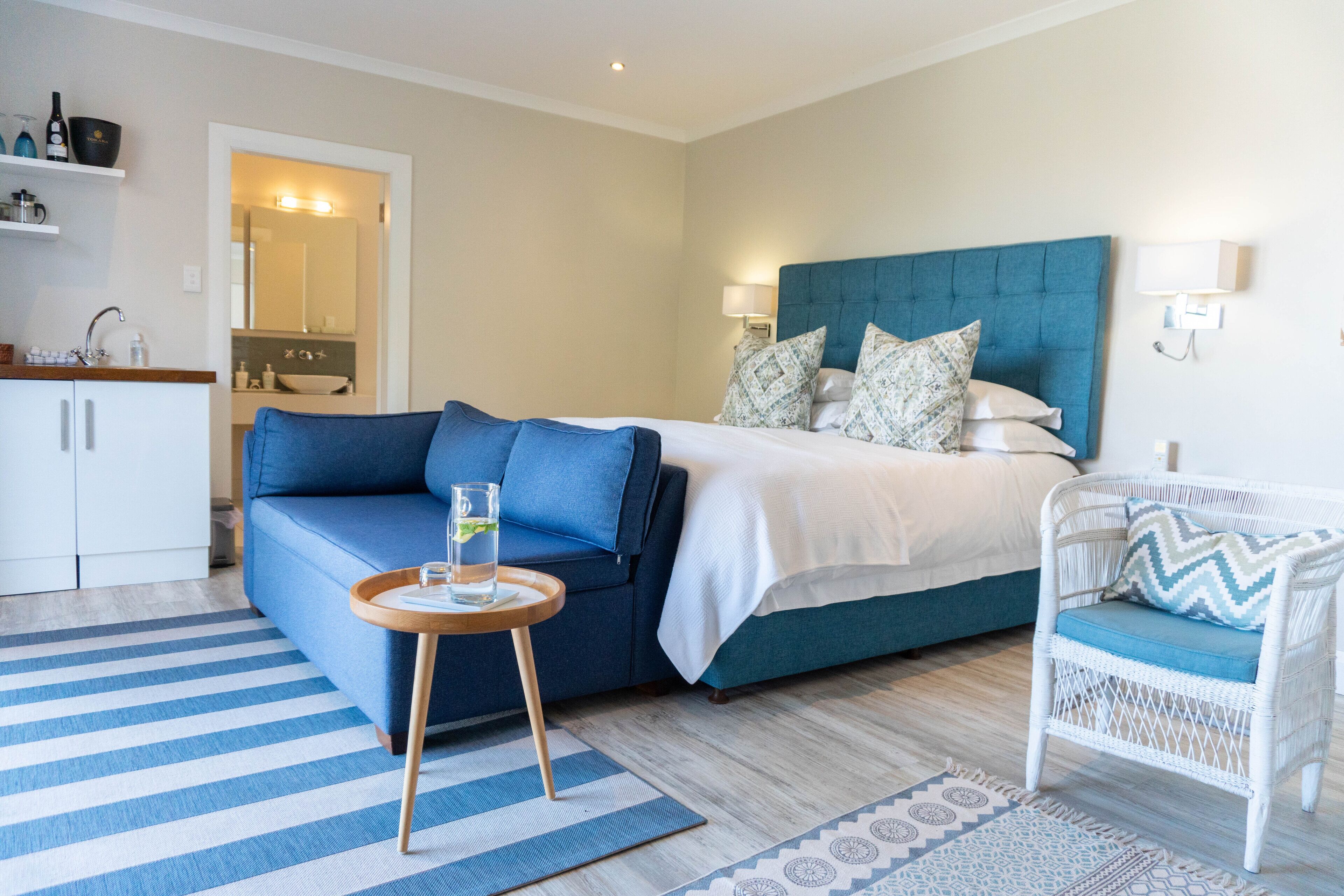 Deluxe Studio | Egyptian cotton sheets, premium bedding, Tempur-Pedic beds, minibar