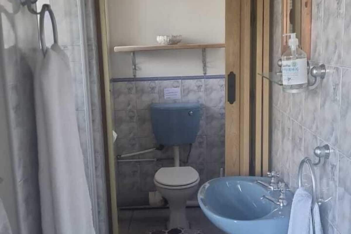 Bañera profunda, cabezal de ducha tipo lluvia, secador de pelo, toallas