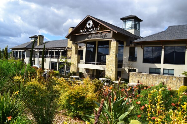 Vista frontal de la propiedad