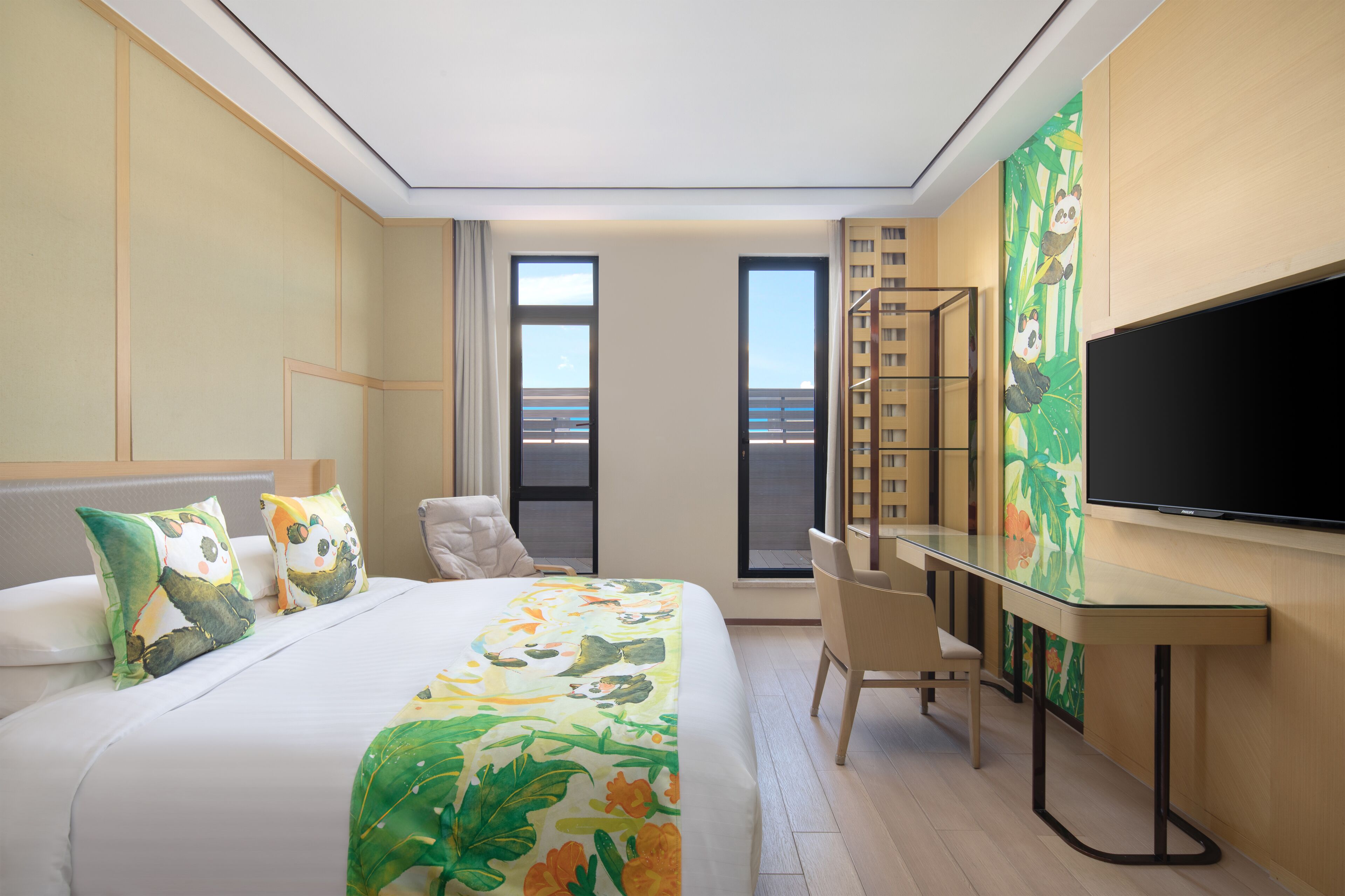 Habitación de hotel con cama, escritorio, silla, televisor y ventana con vistas.