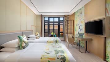 Kamar Premier, 2 Tempat Tidur Double, balkon | Minibar, brankas, meja kerja, dan ruang kerja ramah laptop