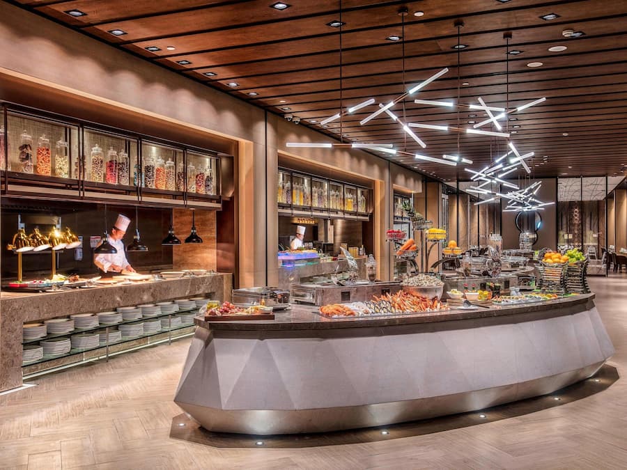 Serveert ontbijt, lunch, diner, internationale gerechten