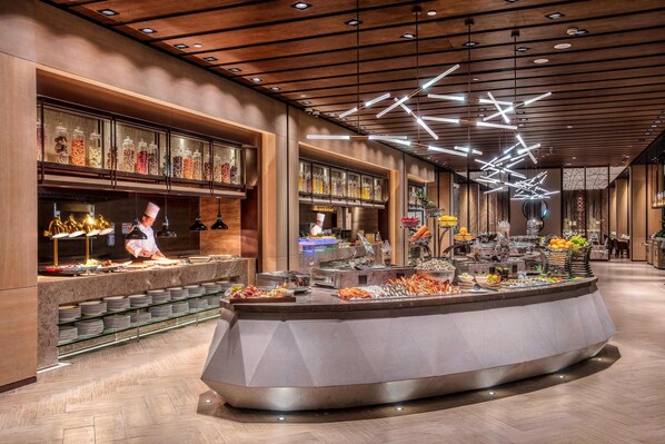 Se sirven desayunos, almuerzos y cenas; cocina internacional