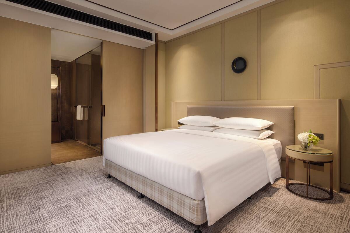 Kamar Deluks, 1 Tempat Tidur King | Minibar, brankas, meja kerja, dan ruang kerja ramah laptop