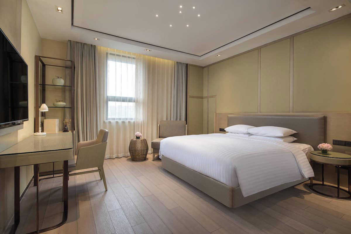 Kamar Premier, 1 Tempat Tidur King | Minibar, brankas, meja kerja, dan ruang kerja ramah laptop