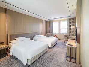 Minibar, in-room safe, desk, laptop workspace - Courtyard by Marriott Shanghai International Tourism and Resorts Zone (Shanghai)