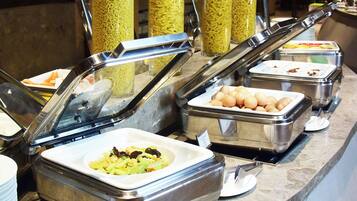 Daily self-serve breakfast (CNY 136 per person)
