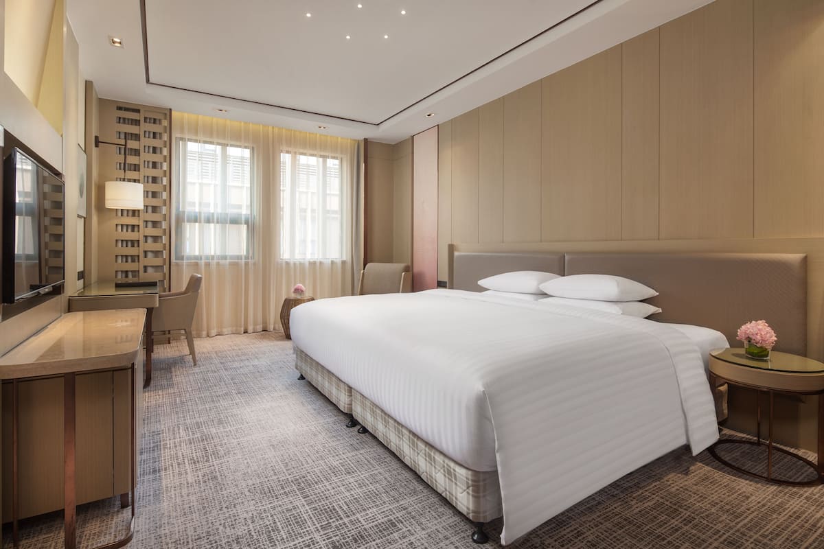 Kamar Premier, 1 Tempat Tidur King | Minibar, brankas, meja kerja, dan ruang kerja ramah laptop