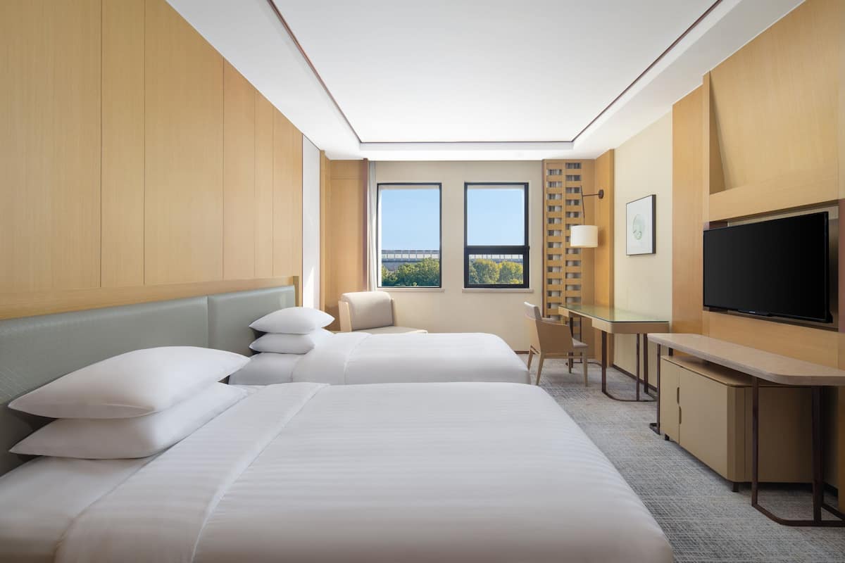Kamar Double Premier, 2 Tempat Tidur Double | Minibar, brankas, meja kerja, dan ruang kerja ramah laptop