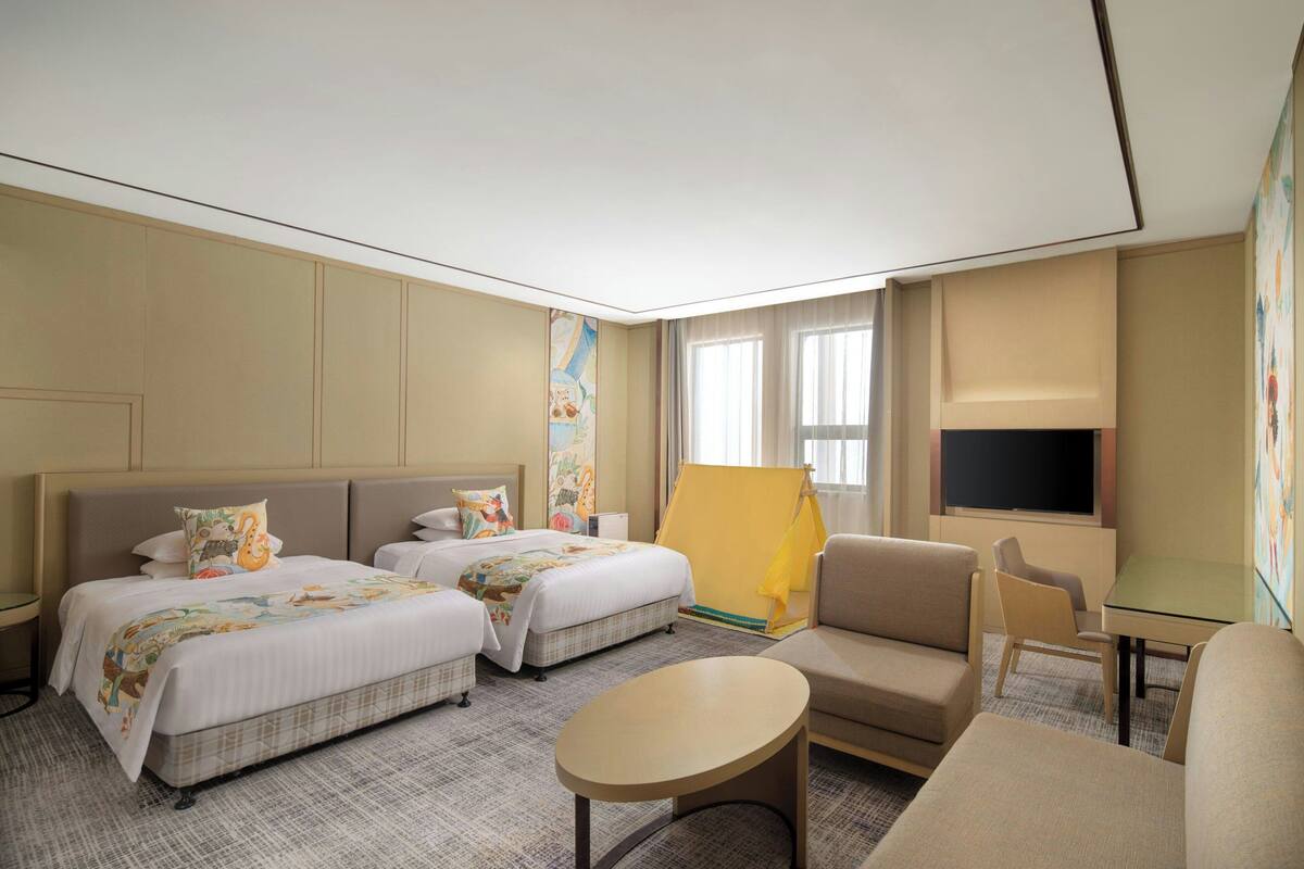 Studio Keluarga, 2 Tempat Tidur Double | Minibar, brankas, meja kerja, dan ruang kerja ramah laptop