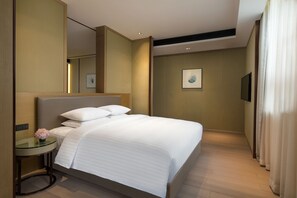 Executive Suite, 1 King Bed | Minibar, in-room safe, desk, laptop workspace