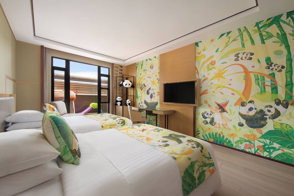Kamar Premier, 2 Tempat Tidur Double, balkon | Minibar, brankas, meja kerja, dan ruang kerja ramah laptop