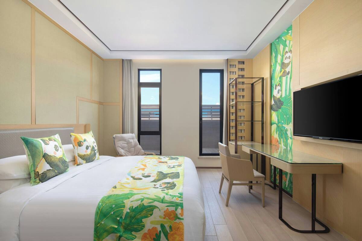 Kamar Premier, 1 Tempat Tidur King, balkon | Minibar, brankas, meja kerja, dan ruang kerja ramah laptop