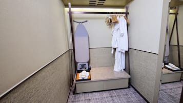 Familienzimmer, 1 King-Bett | Minibar, Zimmersafe, Schreibtisch, laptopgeeigneter Arbeitsplatz