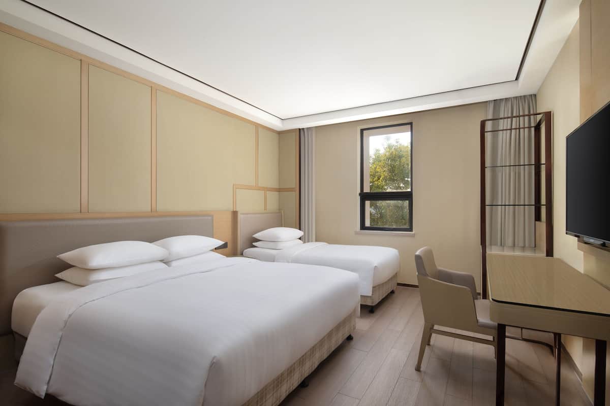 Kamar Keluarga, 1 Tempat Tidur King | Minibar, brankas, meja kerja, dan ruang kerja ramah laptop