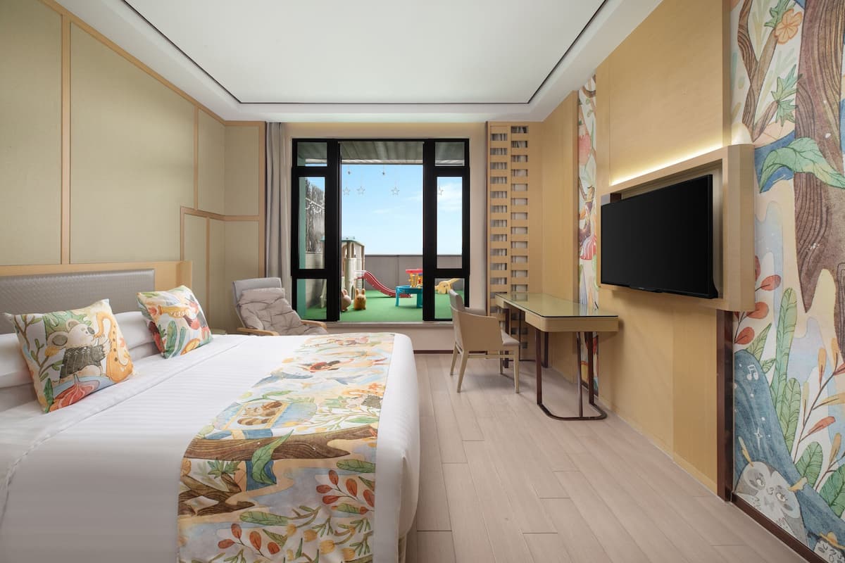 Forest Hut Deluxe Guest Room, l King Bed, Balcony | Minibar, in-room safe, desk, laptop workspace