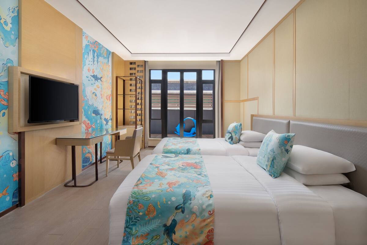 Kamar Premier, 2 Tempat Tidur Double, balkon | Minibar, brankas, meja kerja, dan ruang kerja ramah laptop