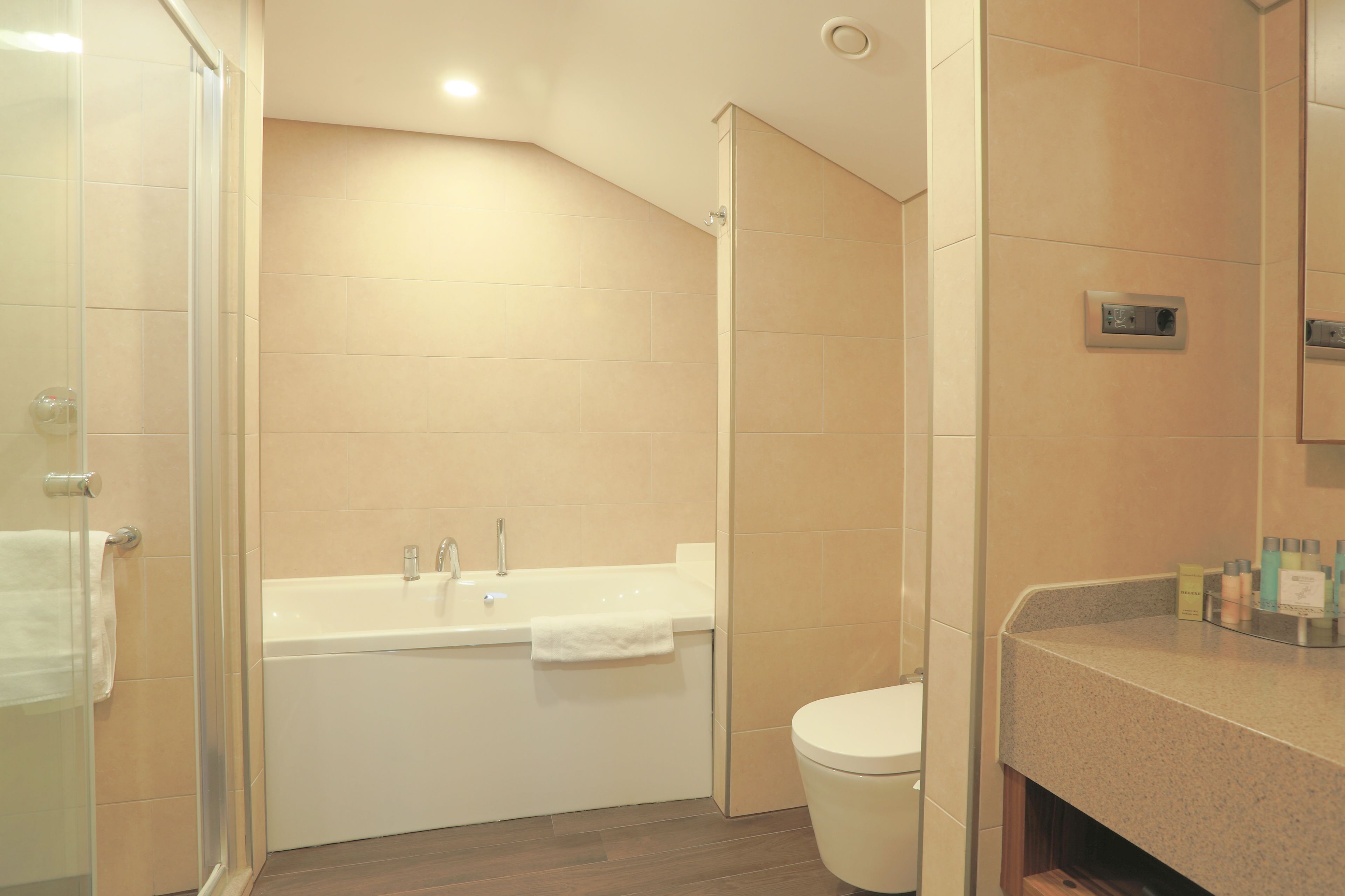 king, suite, 1 bedroom | bathroom | free toiletries, hair dryer, slippers, towels