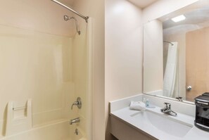 Combined shower/bathtub, free toiletries, hair dryer, towels - Quality Inn Pulaski (Pulaski)