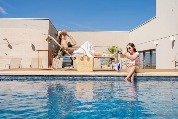 Utomhuspool med öppettider 06.00 till 22.00, och solstolar