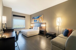 Rum - 1 kingsize-säng - tillgänglighetsanpassat (Roll-In Shower) | Minibar, värdeförvaringsskåp på rummet och skrivbord