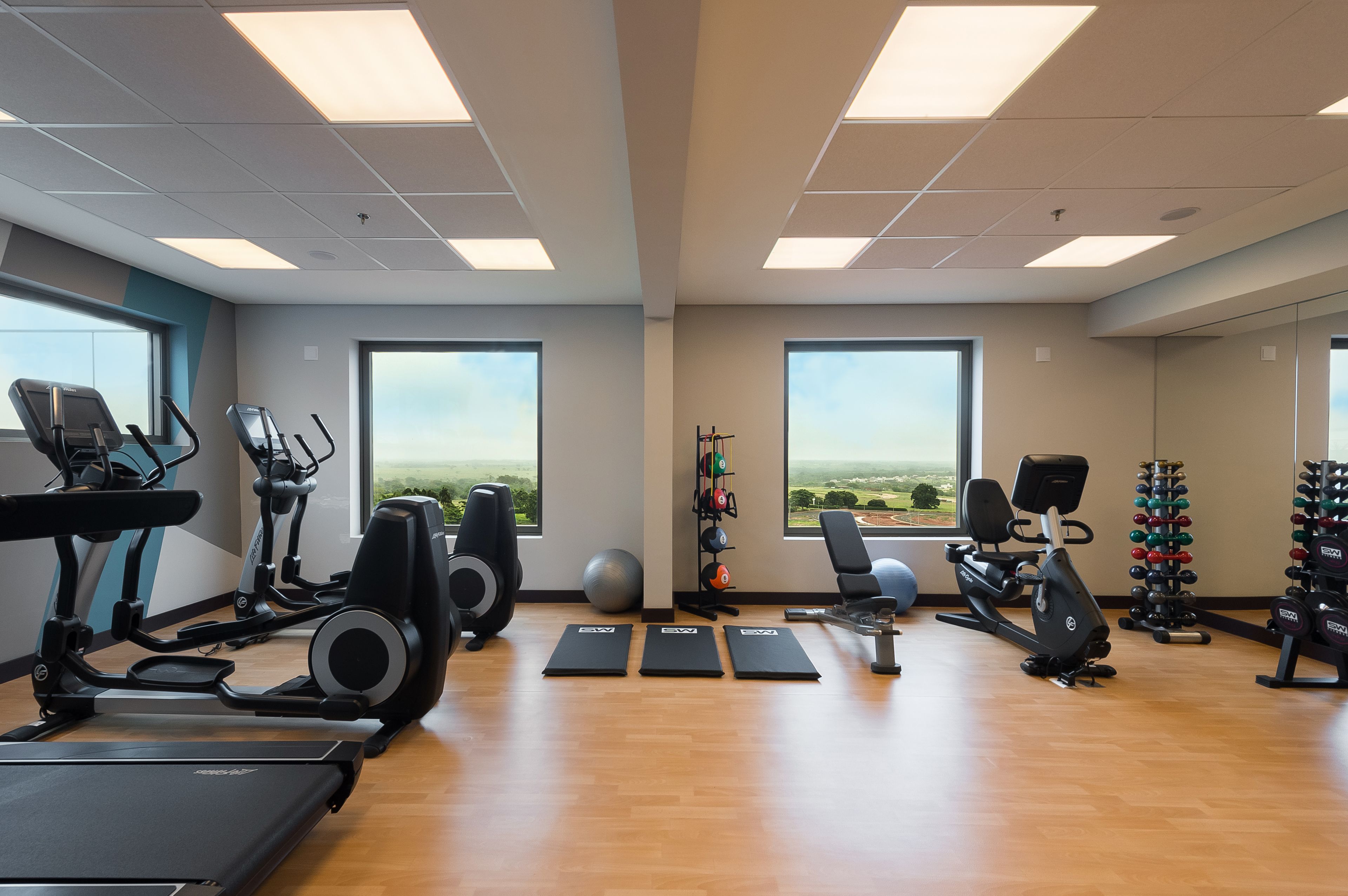 Ett gym med löpband, crosstrainers och styrketräningsmaskiner.
