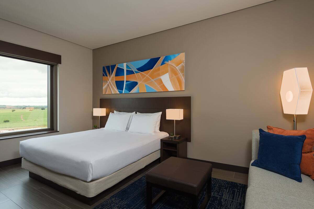 ميني بار وخزنة  داخل الغرفة ومكتب ومساحة عمل للكمبيوتر المحمول