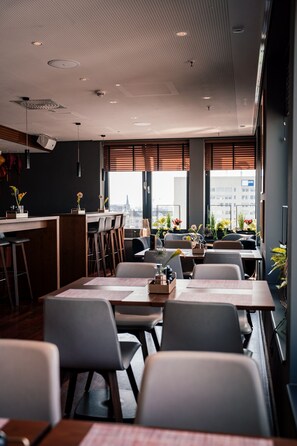 Breakfast and dinner served, Japanese cuisine - Me and All Hotel Dusseldorf, by Hyatt (Düsseldorf)