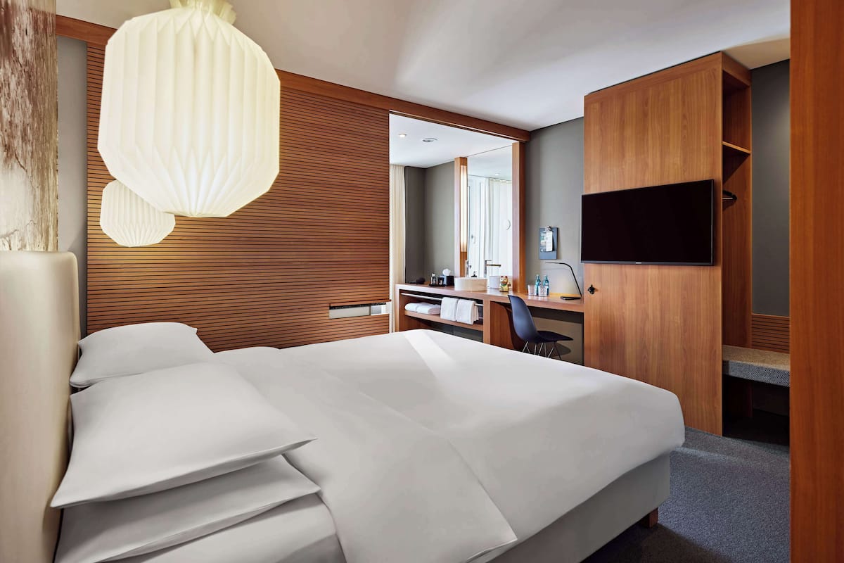 Chambre Deluxe, 1 grand lit, vue ville | 1 chambre, literie hypoallergénique, coffres-forts dans les chambres