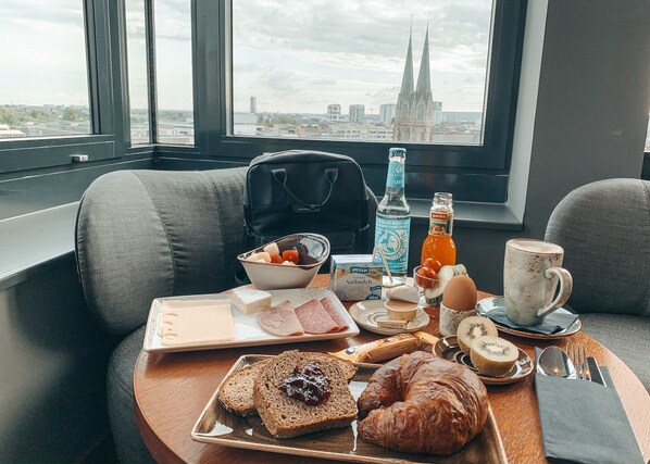 Petit déjeuner buffet (25 EUR par personne)