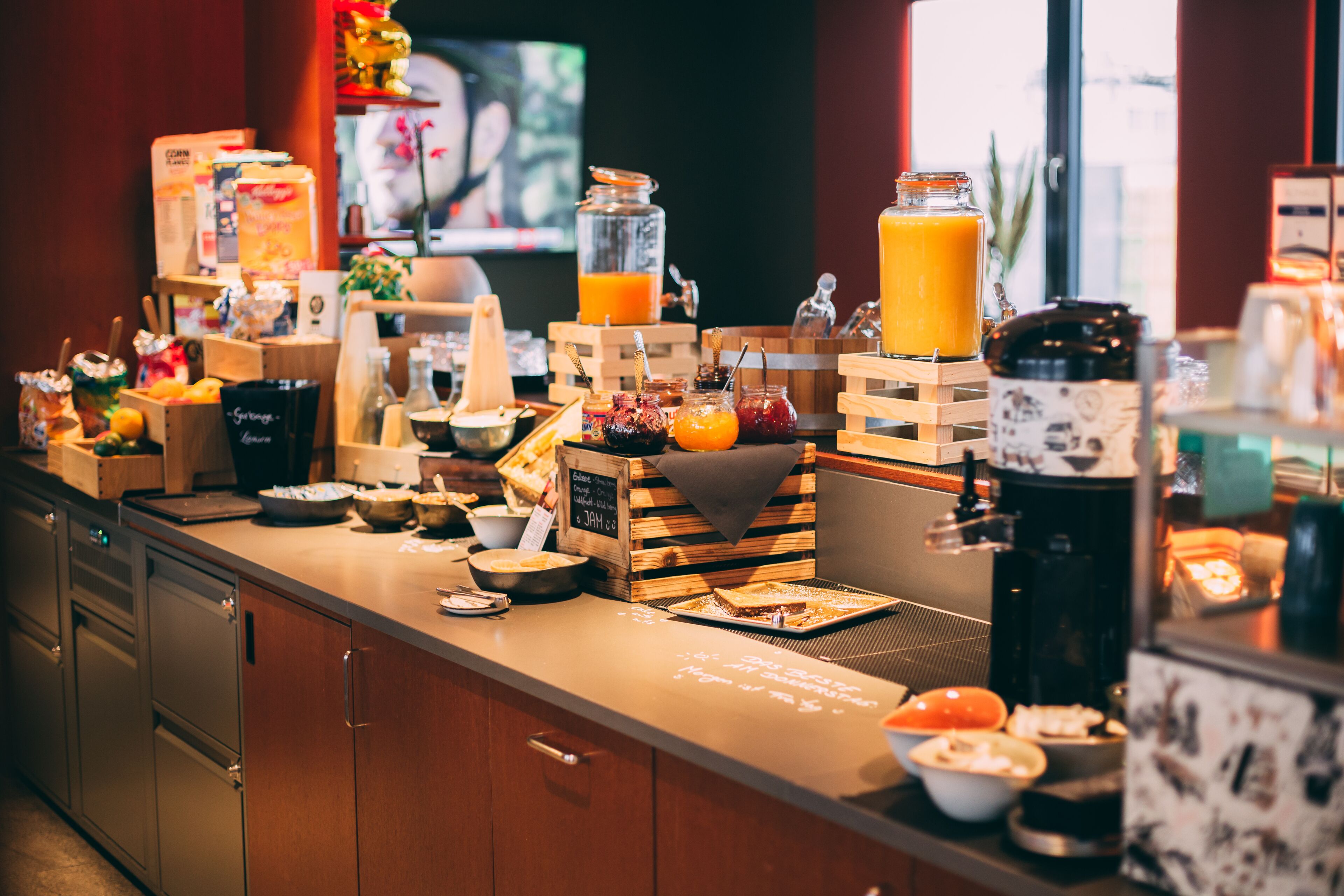 Ein reichhaltiges Frühstücksbuffet mit Speisen, Getränken und Beilagen.