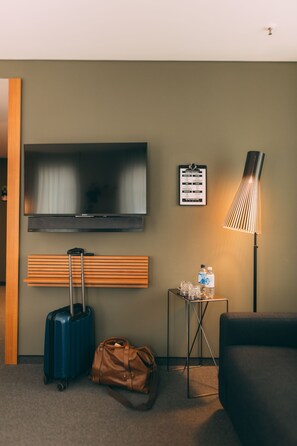 43-inch Smart TV with cable channels, TV - Me and All Hotel Dusseldorf, by Hyatt (Düsseldorf)