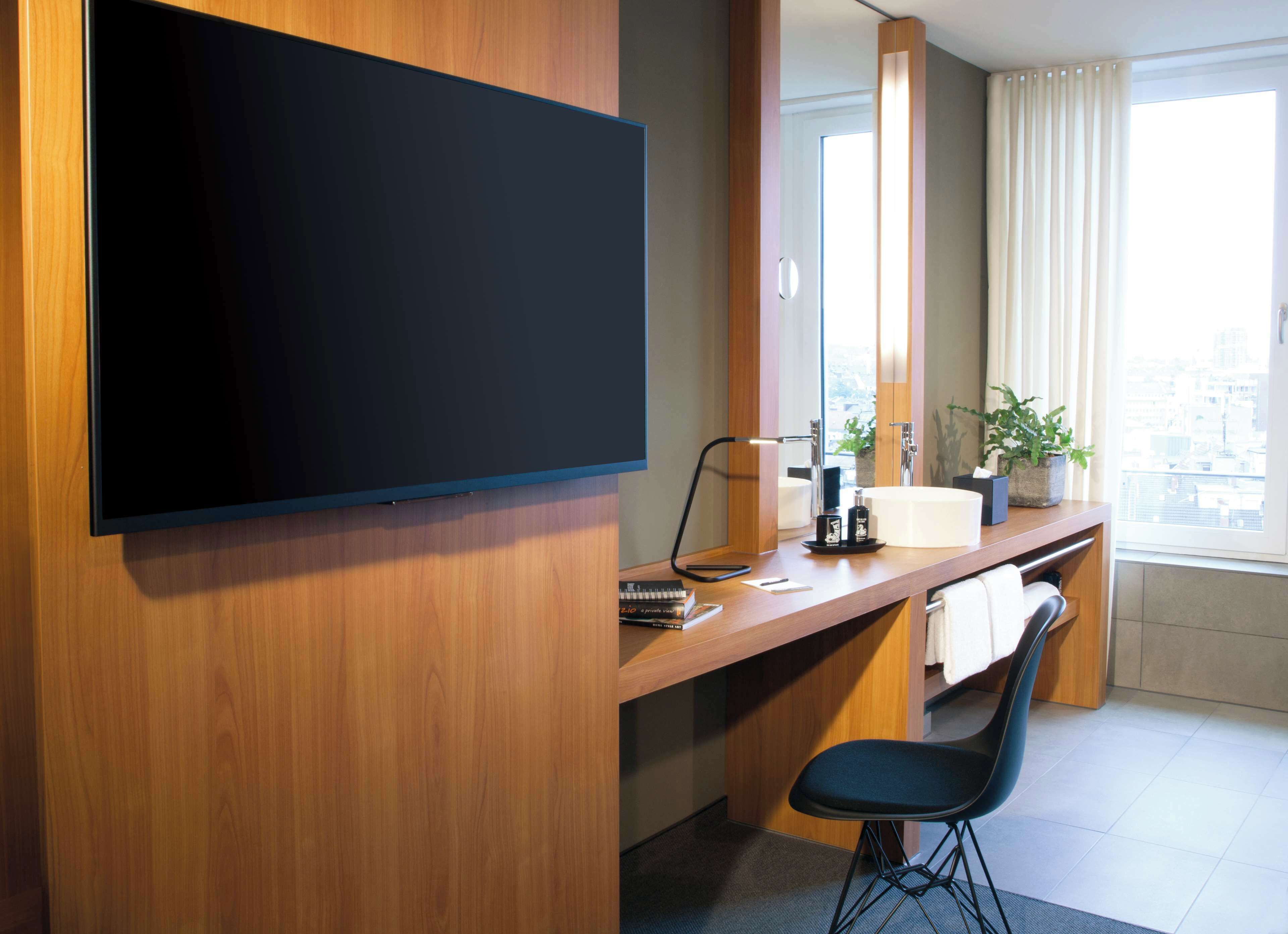 hypo-allergenic bedding, in-room safe, desk, free cots/infant beds