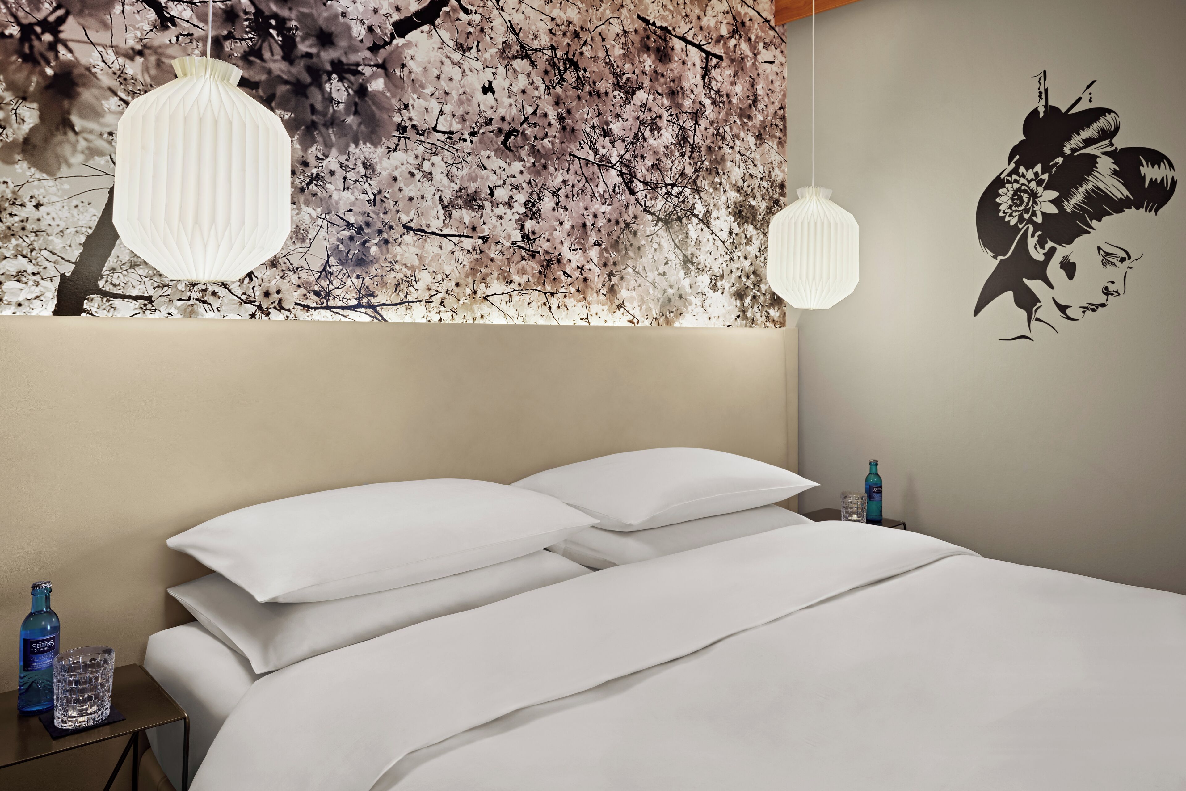 Chambre, 1 très grand lit, vue cour intérieure