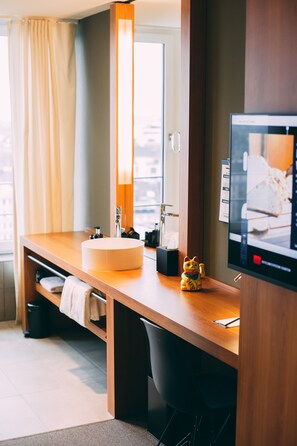 Douche, douche à « effet pluie », articles de toilette gratuits