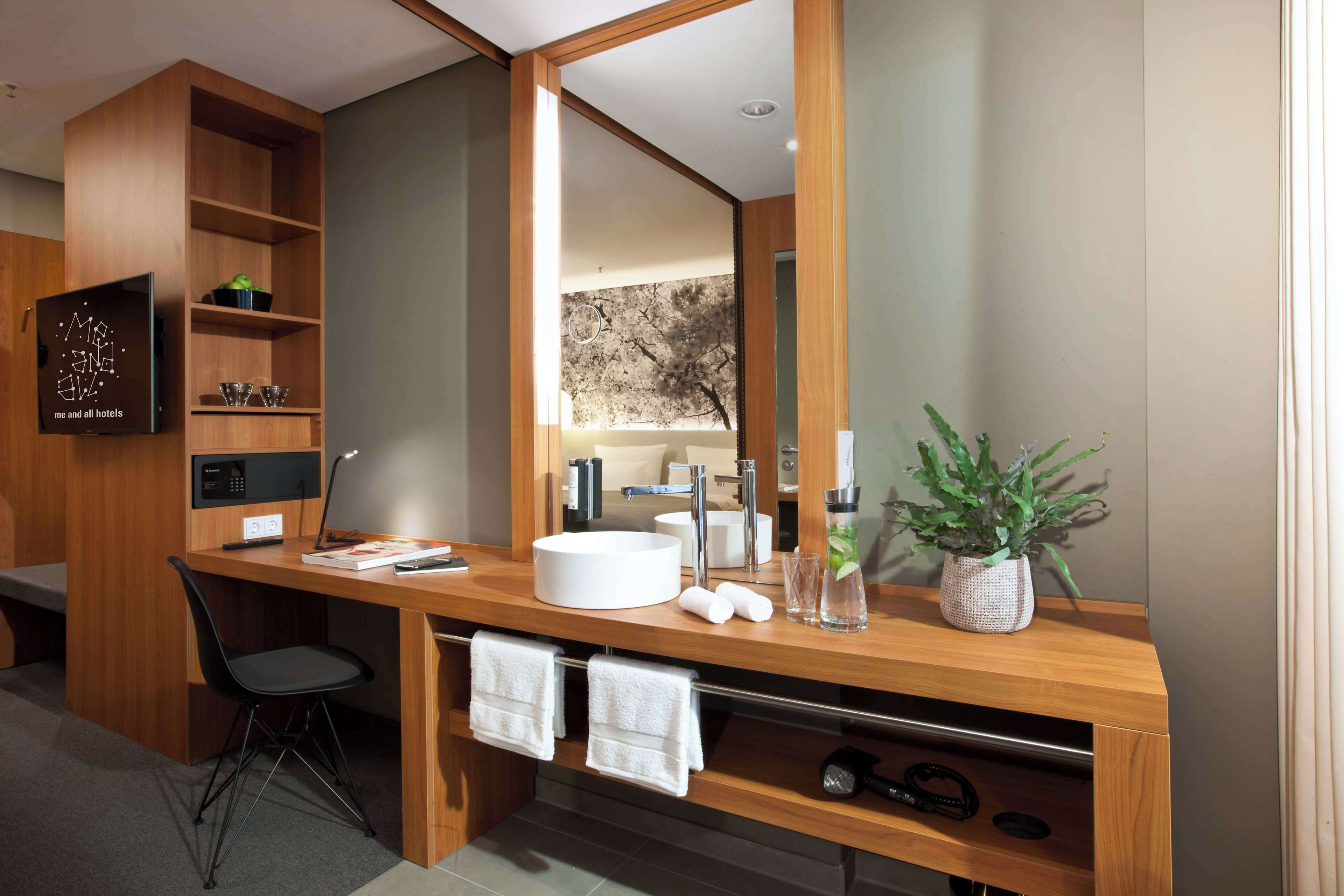 hypo-allergenic bedding, in-room safe, desk, free cots/infant beds