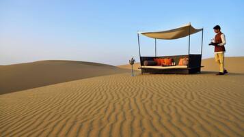 Serviert Mittagessen und Abendessen