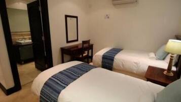 2 bedrooms, desk