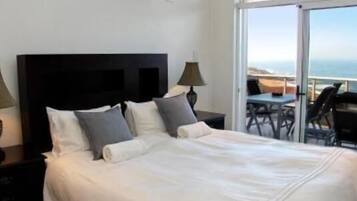 2 bedrooms, desk