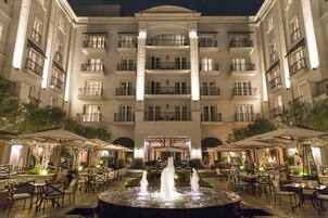 2 restaurantes, se sirve desayuno 