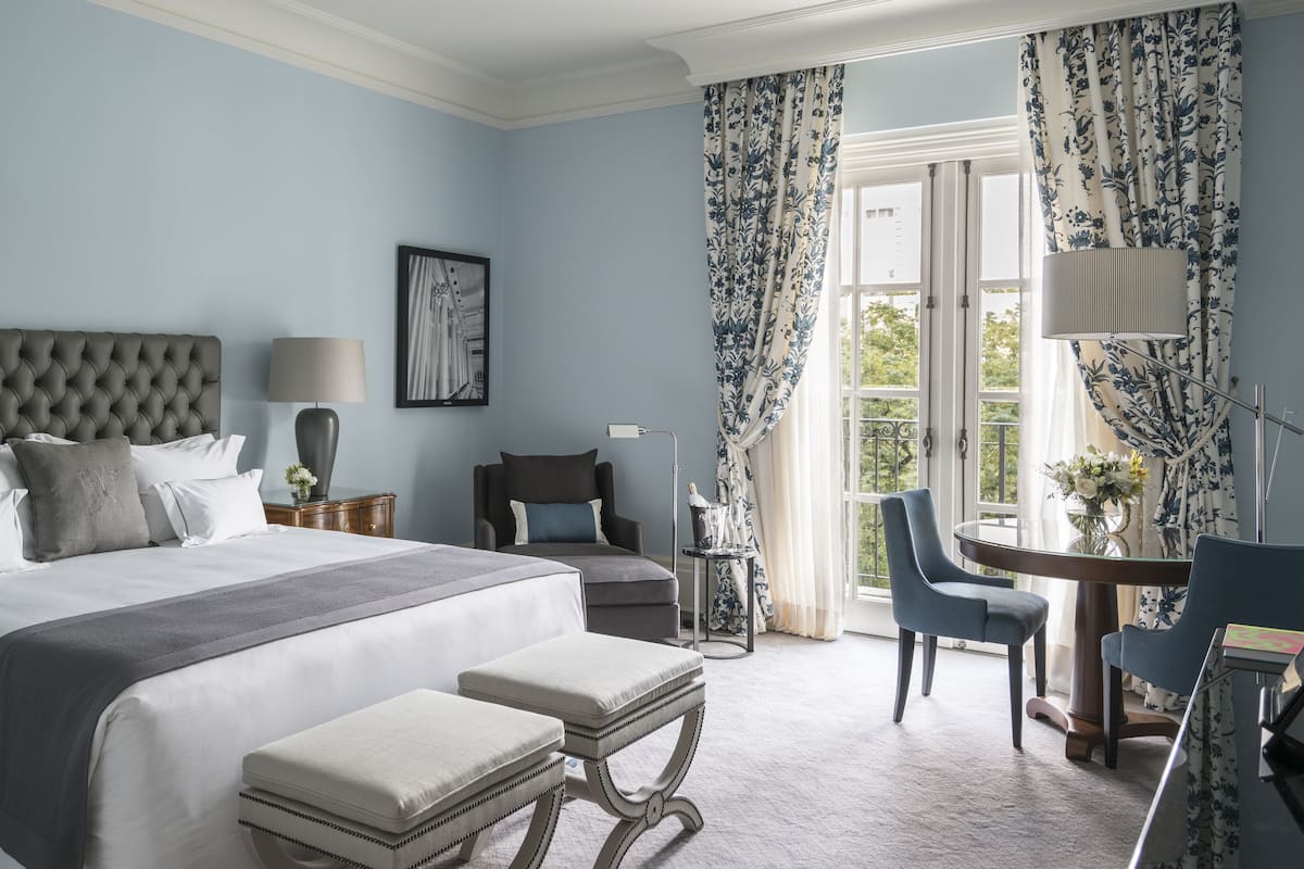 Deluxe | Premium bedding, minibar, in-room safe, desk