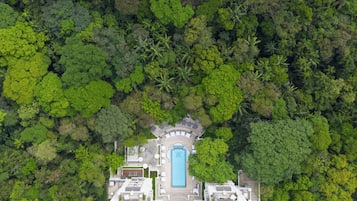 Piscina interna, piscina externa, espreguiçadeiras