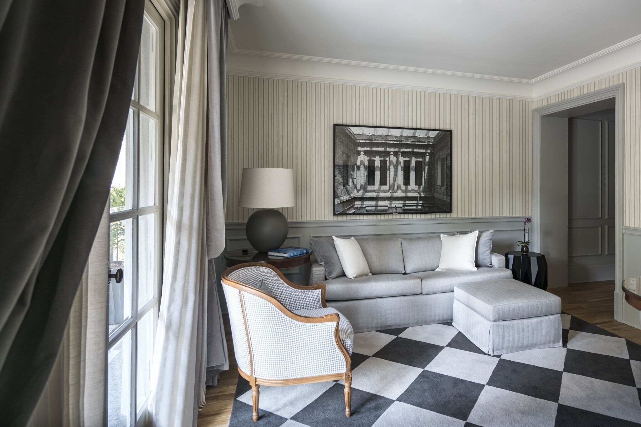 高档床上用品、迷你吧、客房内保险箱、办公桌