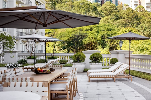 Roupas de cama premium, frigobar, cofres nos quartos, escrivaninha