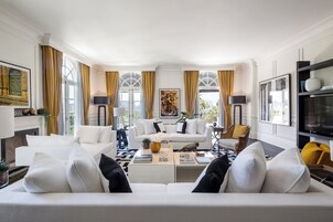 Ropa de cama de alta calidad y minibar 