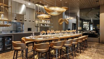 2 restaurantes; se sirven desayunos, almuerzos, cenas y brunches