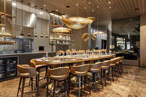 2 restauranter; serverer morgenmad