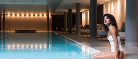 Piscine couverte, piscine extérieure, chaises longues